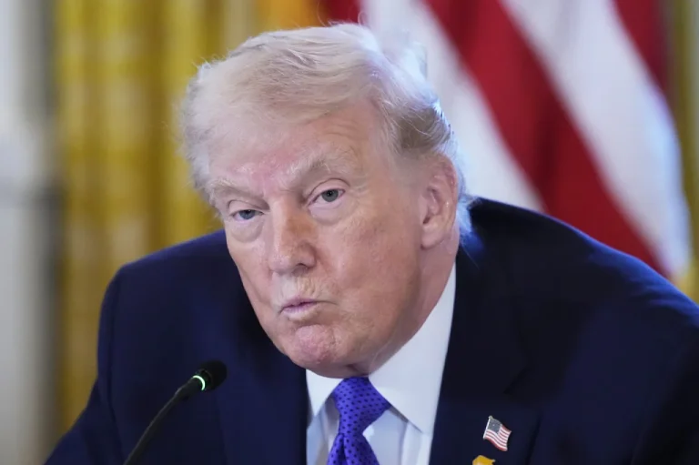 Trump mantiene su enigmático silencio sobre la posible utilización de la fuerza en Groenlandia: ¿Qué implica este "sin comentarios" para el futuro del conflicto?